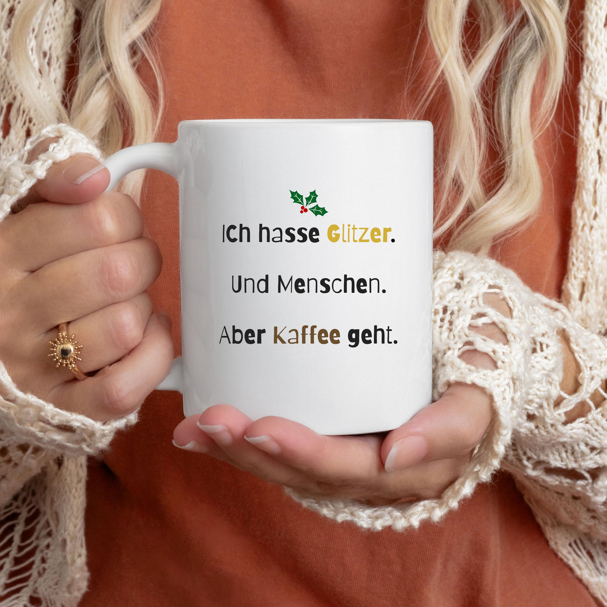 Lustige Anti-Weihnachten Tasse aus Keramik mit schwarzem Schriftzug „Ich hasse Glitzer. Und Menschen. Aber Kaffee geht.“ – originelles Weihnachtsgeschenk für Kaffee-Liebhaber, Weihnachtsmuffel und Kolleginnen mit trockenem Humor. Perfekt als witzige Nikolausidee, Geschenk für die Kollegin, Glühweintasse, witziges Wichtelgeschenk oder kleine Geschenkidee zu Weihnachten. Für alle, die Weihnachten nicht feiern, aber Kaffee lieben – ideal als Becher für Büro, Homeoffice oder Adventskalender.