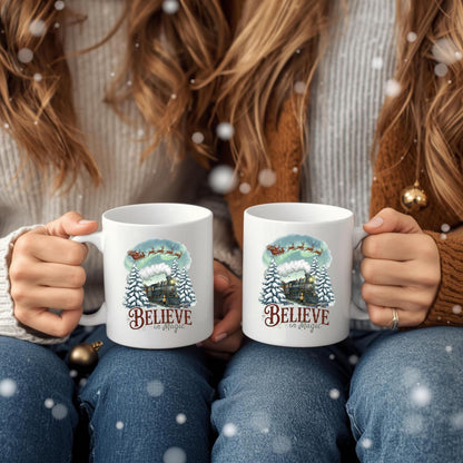 Weihnachtstasse mit nostalgischem Zug, Weihnachtsmann im Schlitten und verschneiten Tannenbäumen, Keramiktasse mit liebevollem Weihnachtsmotiv, Geschenkidee Weihnachten für Frauen, Männer, Freunde und Familie, hochwertiger Winterbecher Believe in Magic, ideal als kleines Weihnachtsgeschenk, Nikolaustasse oder festlicher Kaffee- & Teebecher, spülmaschinenfest, mikrowellengeeignet und mit langlebigem Druck für die Weihnachtszeit. Weihnachtstasse mit Zug, Weihnachtsgeschenk Tasse Keramikbecher