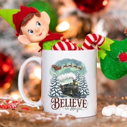 Weihnachtstasse mit nostalgischem Zug, Weihnachtsmann im Schlitten und verschneiten Tannenbäumen, Keramiktasse mit liebevollem Weihnachtsmotiv, Geschenkidee Weihnachten für Frauen, Männer, Freunde und Familie, hochwertiger Winterbecher Believe in Magic, ideal als kleines Weihnachtsgeschenk, Nikolaustasse oder festlicher Kaffee- & Teebecher, spülmaschinenfest, mikrowellengeeignet und mit langlebigem Druck für die Weihnachtszeit. Weihnachtstasse mit Zug, Weihnachtsgeschenk Tasse Keramikbecher