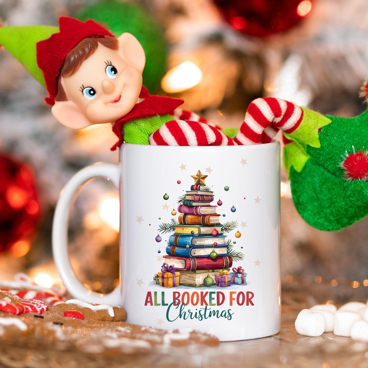 Witzige Weihnachtsgeschenk Tasse mit Bücher-Stapel und Spruch „All Booked for Christmas“. Perfekt für Buchliebhaber, Leseratten und Vielleser. ideal als tasse mit spruch für Frauen Männer als kaffeetasse mit Spruch für Kollegin oder Freundin, oder als lustige tasse Weihnachten. Auch als Wichtelgeschenk, kleines Geschenk zu Weihnachten oder Nikolausgeschenk geeignet. Für Literaturfans, Bibliophile und Tee- oder Kaffeeliebhaber. Keramikbecher mit Humor für gemütliche Lesestunden in der Winterzeit.