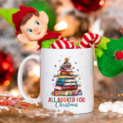 Witzige Weihnachtsgeschenk Tasse mit Bücher-Stapel und Spruch „All Booked for Christmas“. Perfekt für Buchliebhaber, Leseratten und Vielleser. ideal als tasse mit spruch für Frauen Männer als kaffeetasse mit Spruch für Kollegin oder Freundin, oder als lustige tasse Weihnachten. Auch als Wichtelgeschenk, kleines Geschenk zu Weihnachten oder Nikolausgeschenk geeignet. Für Literaturfans, Bibliophile und Tee- oder Kaffeeliebhaber. Keramikbecher mit Humor für gemütliche Lesestunden in der Winterzeit.
