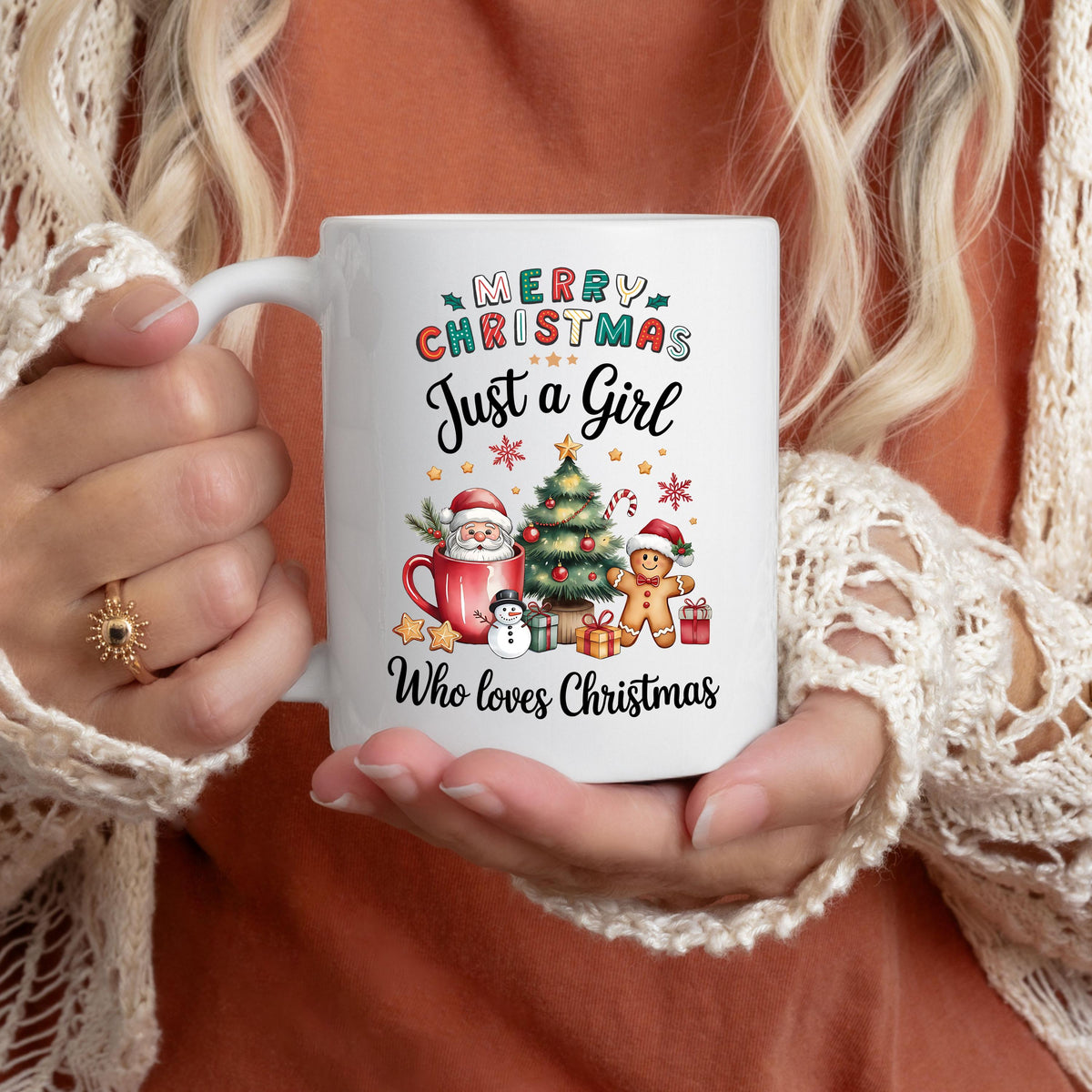 Weihnachtstasse mit Spruch „Just a Girl Who Loves Christmas“ als ideales Geschenk für Frauen, die Weihnachten lieben. Die Keramiktasse zeigt ein buntes Motiv mit Santa Claus, Tannenbaum, Geschenken, Zuckerstange und Lebkuchenmann. Perfekt als Wichtelgeschenk, Weihnachtsgeschenk für Freundin, Schwester oder Kollegin. Tasse Weihnachten Frau, Geschenkidee Weihnachten Frau, weihnachtliche Kaffeetasse für Weihnachtsfans. Spülmaschinenfest & mikrowellengeeignet – ideal für alle Christmas Girls.