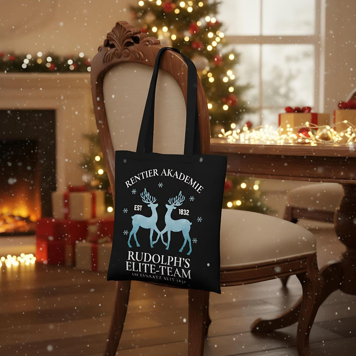 Weihnachtliche Stofftasche mit Rentier-Motiv „Rentier Akademie – Rudolph’s Elite-Team“ im Vintage-Stil. Ideale Baumwolltasche für Weihnachten, Einkäufe, Geschenke oder als nachhaltiger Jutebeutel. Perfekt als Geschenkidee oder als wiederverwendbare Geschenktasche mit Weihnachtsdesign. Waschbar, langlebig, mit langen Henkeln – als Weihnachtsgeschenktasche, Stoffbeutel oder Einkaufstasche nutzbar. Ideal für Damen, Herren oder Kinder zur Weihnachtszeit. Farben: Natur, Blau, Schwarz.