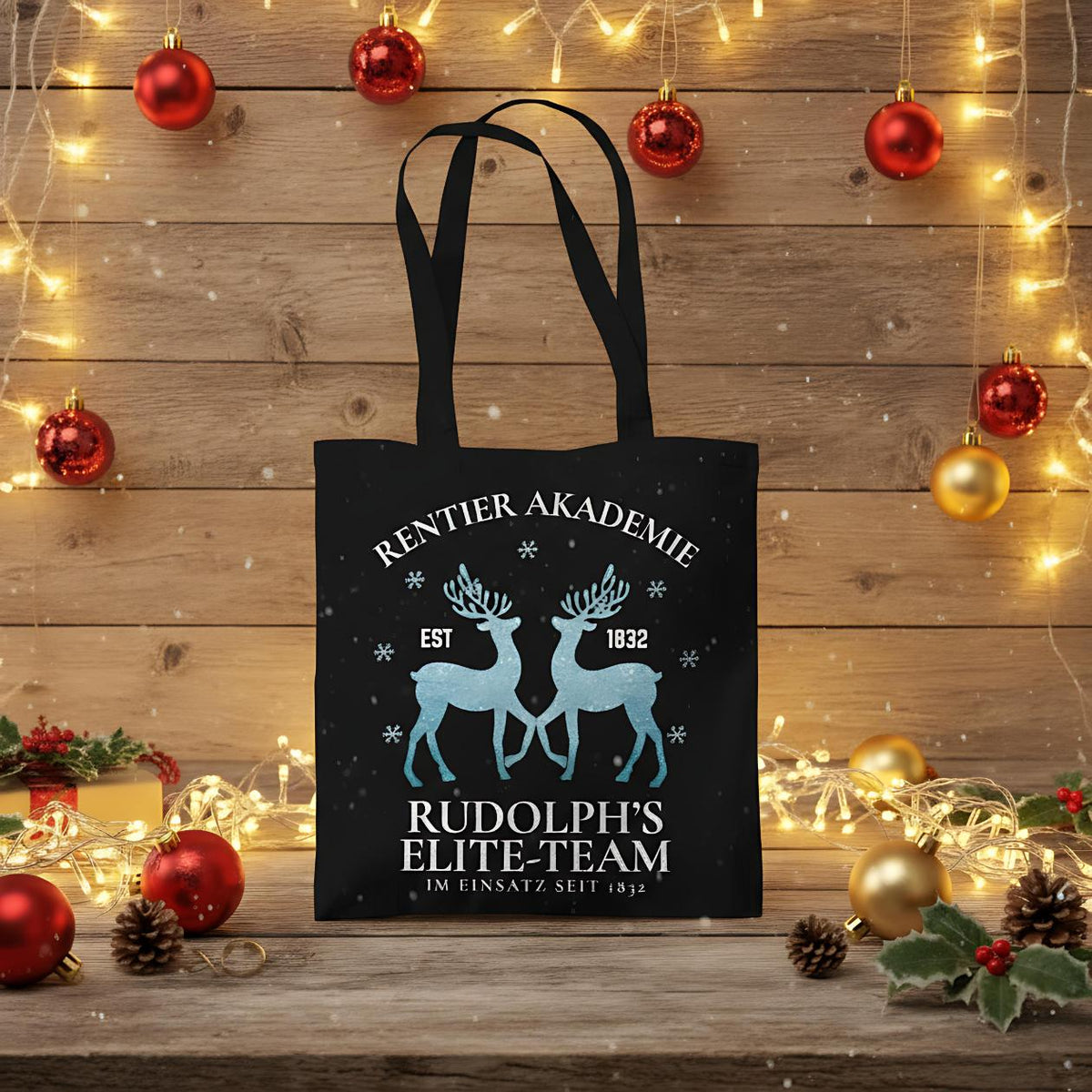 Weihnachtliche Stofftasche mit Rentier-Motiv „Rentier Akademie – Rudolph’s Elite-Team“ im Vintage-Stil. Ideale Baumwolltasche für Weihnachten, Einkäufe, Geschenke oder als nachhaltiger Jutebeutel. Perfekt als Geschenkidee oder als wiederverwendbare Geschenktasche mit Weihnachtsdesign. Waschbar, langlebig, mit langen Henkeln – als Weihnachtsgeschenktasche, Stoffbeutel oder Einkaufstasche nutzbar. Ideal für Damen, Herren oder Kinder zur Weihnachtszeit. Farben: Natur, Blau, Schwarz.