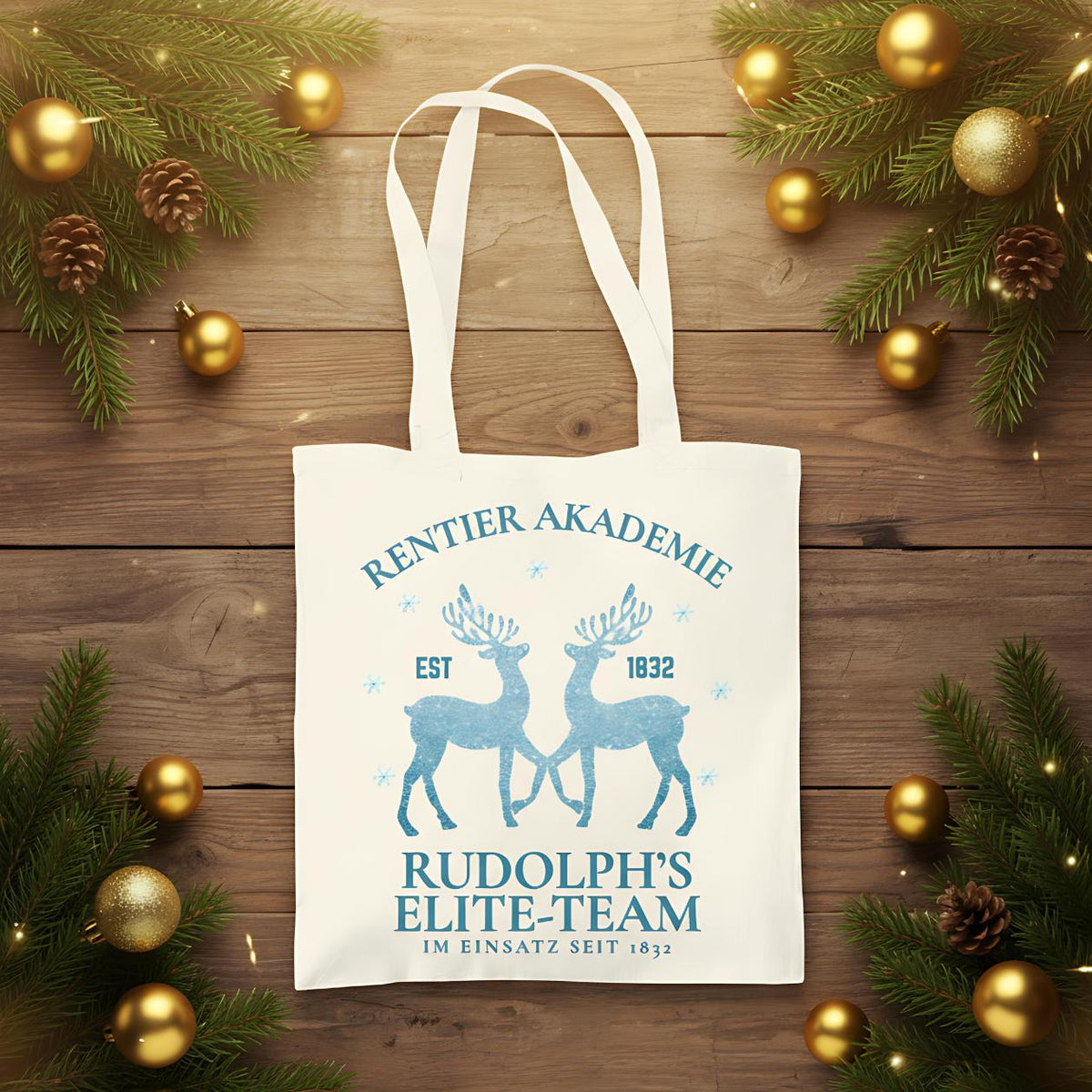 Weihnachtliche Stofftasche mit Rentier-Motiv „Rentier Akademie – Rudolph’s Elite-Team“ im Vintage-Stil. Ideale Baumwolltasche für Weihnachten, Einkäufe, Geschenke oder als nachhaltiger Jutebeutel. Perfekt als Geschenkidee oder als wiederverwendbare Geschenktasche mit Weihnachtsdesign. Waschbar, langlebig, mit langen Henkeln – als Weihnachtsgeschenktasche, Stoffbeutel oder Einkaufstasche nutzbar. Ideal für Damen, Herren oder Kinder zur Weihnachtszeit. Farben: Natur, Blau, Schwarz.