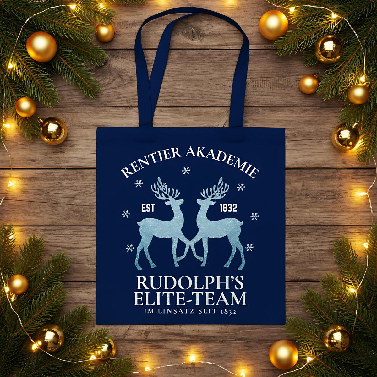 Weihnachtliche Stofftasche mit Rentier-Motiv „Rentier Akademie – Rudolph’s Elite-Team“ im Vintage-Stil. Ideale Baumwolltasche für Weihnachten, Einkäufe, Geschenke oder als nachhaltiger Jutebeutel. Perfekt als Geschenkidee oder als wiederverwendbare Geschenktasche mit Weihnachtsdesign. Waschbar, langlebig, mit langen Henkeln – als Weihnachtsgeschenktasche, Stoffbeutel oder Einkaufstasche nutzbar. Ideal für Damen, Herren oder Kinder zur Weihnachtszeit. Farben: Natur, Blau, Schwarz.