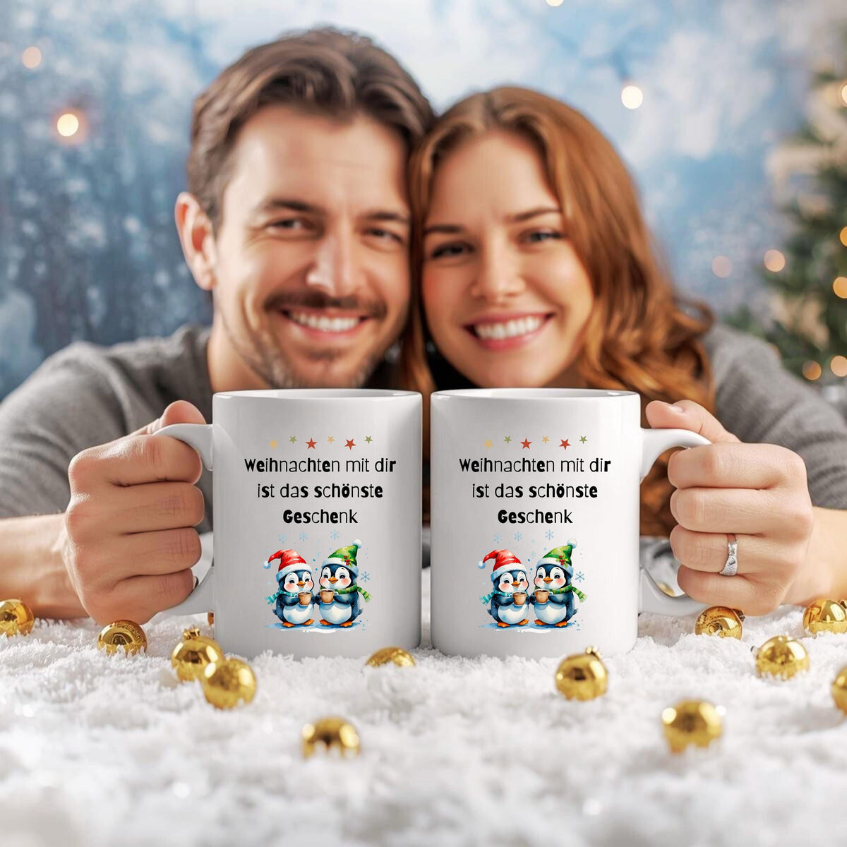 Weihnachtstasse mit Spruch „Weihnachten mit dir ist das schönste Geschenk“ als originelle Geschenkidee für Freundin, Partnerin, Kollegin oder Ehefrau. Die Kaffeetasse zeigt zwei niedliche Pinguine mit Weihnachtsmütze, die Kakao halten – perfekt für Winter, Advent und Weihnachtszeit. Lustige Tasse Weihnachten für Paare, Familien, Büro oder Zuhause. Hochwertiger Keramikbecher, ideal als kleines Geschenk, Wichtelgeschenk oder Weihnachtsgeschenk für Frauen, Pinguin-Fans, Kollegen, Kaffeeliebhaber.