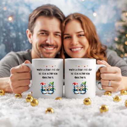 Weihnachtstasse mit Spruch „Weihnachten mit dir ist das schönste Geschenk“ als originelle Geschenkidee für Freundin, Partnerin, Kollegin oder Ehefrau. Die Kaffeetasse zeigt zwei niedliche Pinguine mit Weihnachtsmütze, die Kakao halten – perfekt für Winter, Advent und Weihnachtszeit. Lustige Tasse Weihnachten für Paare, Familien, Büro oder Zuhause. Hochwertiger Keramikbecher, ideal als kleines Geschenk, Wichtelgeschenk oder Weihnachtsgeschenk für Frauen, Pinguin-Fans, Kollegen, Kaffeeliebhaber.