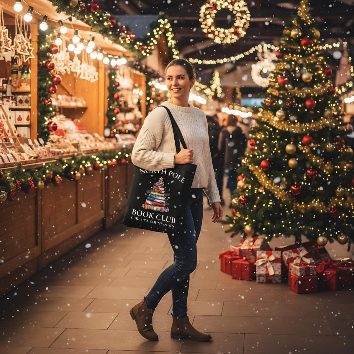 Baumwoll-Stofftasche mit weihnachtlichem Motiv: Ein Bücherbaum mit Stern und Geschenken symbolisiert den „North Pole Book Club“. Perfekt als Jutebeutel Weihnachten für Leseratten, Bücherfreunde, Bibliophile oder Buchclub-Mitglieder. Ideales Geschenk für Buchliebhaber und als nachhaltige Geschenkverpackung mit Buchthema zur Adventszeit. Baumwolltasche für Weihnachten & Buchfans. WeihnachtsStofftasche für Bücherfreunde! Der Jutebeutel ist das perfekte Geschenk für Buchliebhaber zur Adventszeit.