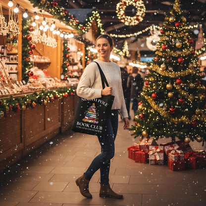 Baumwoll-Stofftasche mit weihnachtlichem Motiv: Ein Bücherbaum mit Stern und Geschenken symbolisiert den „North Pole Book Club“. Perfekt als Jutebeutel Weihnachten für Leseratten, Bücherfreunde, Bibliophile oder Buchclub-Mitglieder. Ideales Geschenk für Buchliebhaber und als nachhaltige Geschenkverpackung mit Buchthema zur Adventszeit. Baumwolltasche für Weihnachten & Buchfans. WeihnachtsStofftasche für Bücherfreunde! Der Jutebeutel ist das perfekte Geschenk für Buchliebhaber zur Adventszeit.