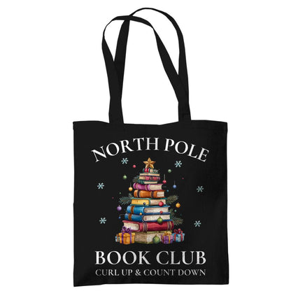 Baumwoll-Stofftasche mit weihnachtlichem Motiv: Ein Bücherbaum mit Stern und Geschenken symbolisiert den „North Pole Book Club“. Perfekt als Jutebeutel Weihnachten für Leseratten, Bücherfreunde, Bibliophile oder Buchclub-Mitglieder. Ideales Geschenk für Buchliebhaber und als nachhaltige Geschenkverpackung mit Buchthema zur Adventszeit. Baumwolltasche für Weihnachten & Buchfans. WeihnachtsStofftasche für Bücherfreunde! Der Jutebeutel ist das perfekte Geschenk für Buchliebhaber zur Adventszeit.