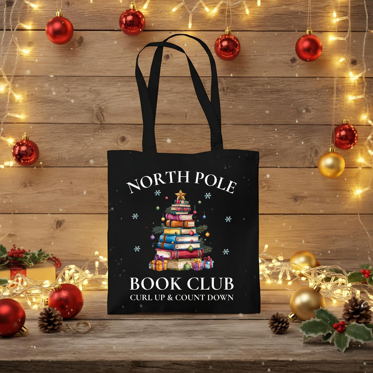 Baumwoll-Stofftasche mit weihnachtlichem Motiv: Ein Bücherbaum mit Stern und Geschenken symbolisiert den „North Pole Book Club“. Perfekt als Jutebeutel Weihnachten für Leseratten, Bücherfreunde, Bibliophile oder Buchclub-Mitglieder. Ideales Geschenk für Buchliebhaber und als nachhaltige Geschenkverpackung mit Buchthema zur Adventszeit. Baumwolltasche für Weihnachten & Buchfans. WeihnachtsStofftasche für Bücherfreunde! Der Jutebeutel ist das perfekte Geschenk für Buchliebhaber zur Adventszeit.