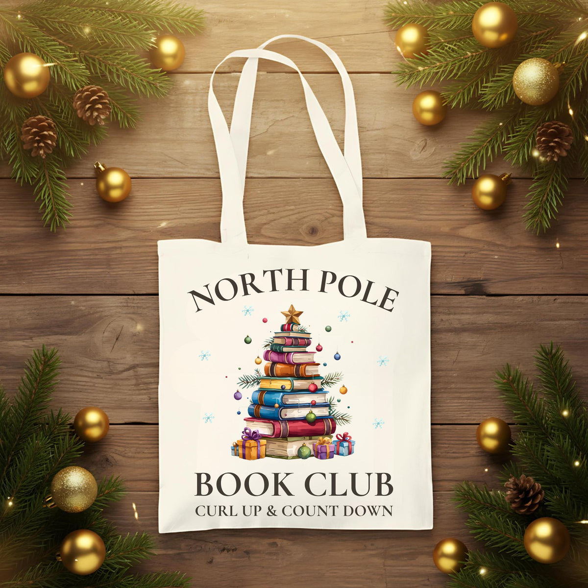 Baumwoll-Stofftasche mit weihnachtlichem Motiv: Ein Bücherbaum mit Stern und Geschenken symbolisiert den „North Pole Book Club“. Perfekt als Jutebeutel Weihnachten für Leseratten, Bücherfreunde, Bibliophile oder Buchclub-Mitglieder. Ideales Geschenk für Buchliebhaber und als nachhaltige Geschenkverpackung mit Buchthema zur Adventszeit. Baumwolltasche für Weihnachten & Buchfans. WeihnachtsStofftasche für Bücherfreunde! Der Jutebeutel ist das perfekte Geschenk für Buchliebhaber zur Adventszeit.