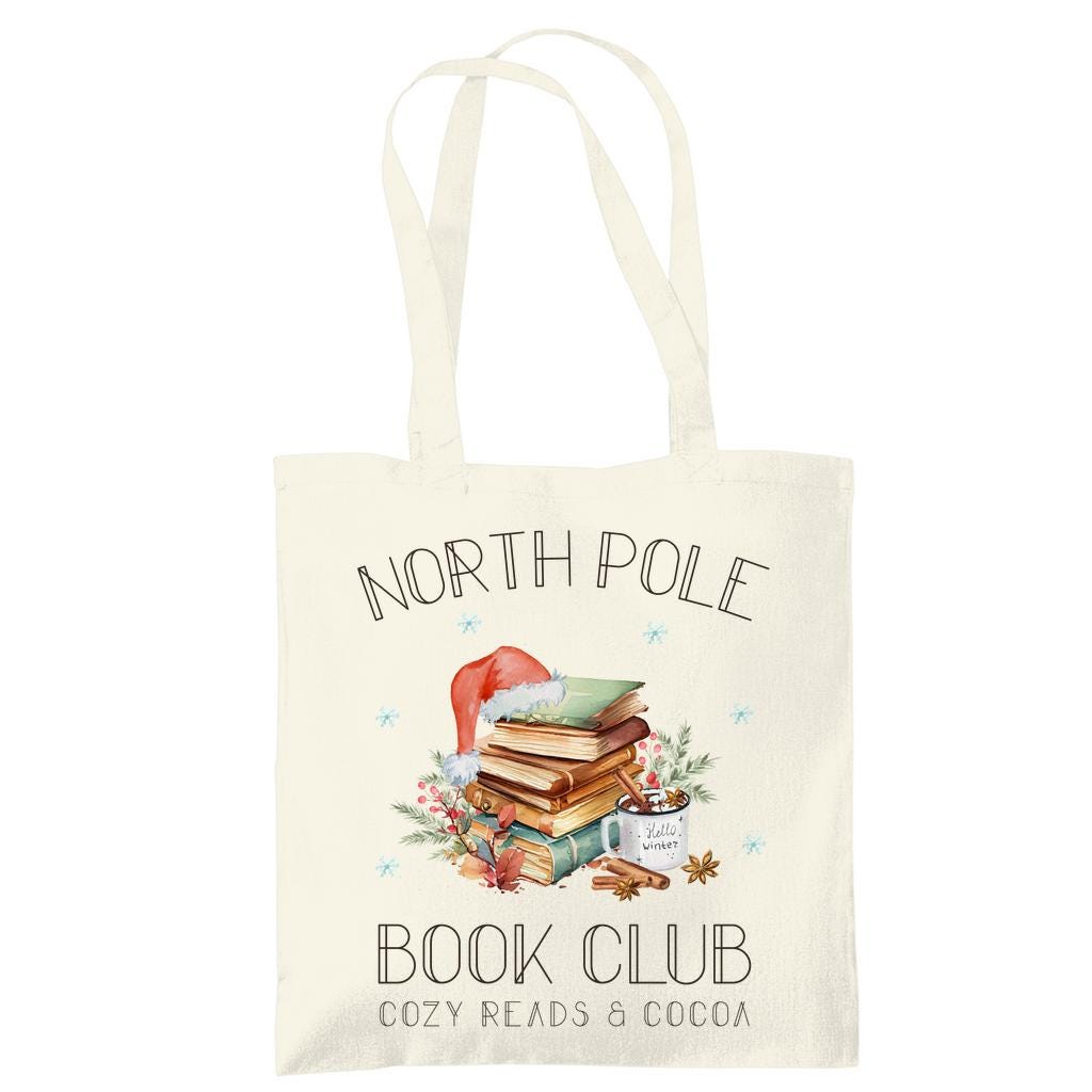 Baumwoll‑Jutebeutel mit weihnachtlichem Bücherbaum‑Motiv und Schriftzug „North Pole Book Club“. Ideal als Stofftasche Weihnachten für Leseratten, Buchliebhaber und Bibliophile – passend als Geschenk oder Einkaufstasche in der Advents‑ und Winterzeit. Hochwertige Baumwolltasche, langlebiger Druck, lange Henkel, umweltfreundlich und vielseitig nutzbar. Perfekt als Weihnachts‑Geschenktasche, Bücherbeutel oder nachhaltige Tasche mit Weihnachtsmotiv für Freunde, Familie oder für dich selbst.