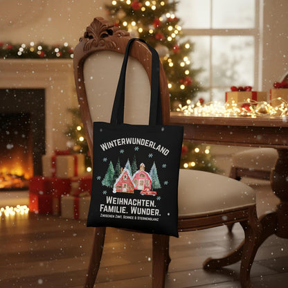 Stofftasche Weihnachten mit Winterwunderland-Motiv: verschneite Häuser, Tannen, rotes Auto und weihnachtlicher Spruch auf einer weißen Baumwolltasche. Nachhaltige Geschenktasche aus 100 % Baumwolle mit langen Henkeln – perfekt als Einkaufstasche, Jutebeutel oder Geschenkverpackung für Weihnachten. Ideal für Familien, Weihnachtsliebhaber oder als stilvolle Alternative zur Geschenkfolie. Einseitig bedruckte Baumwolltasche mit festlichem Look. Jutebeutel Weihnachten & Stofftasche Weihnachten
