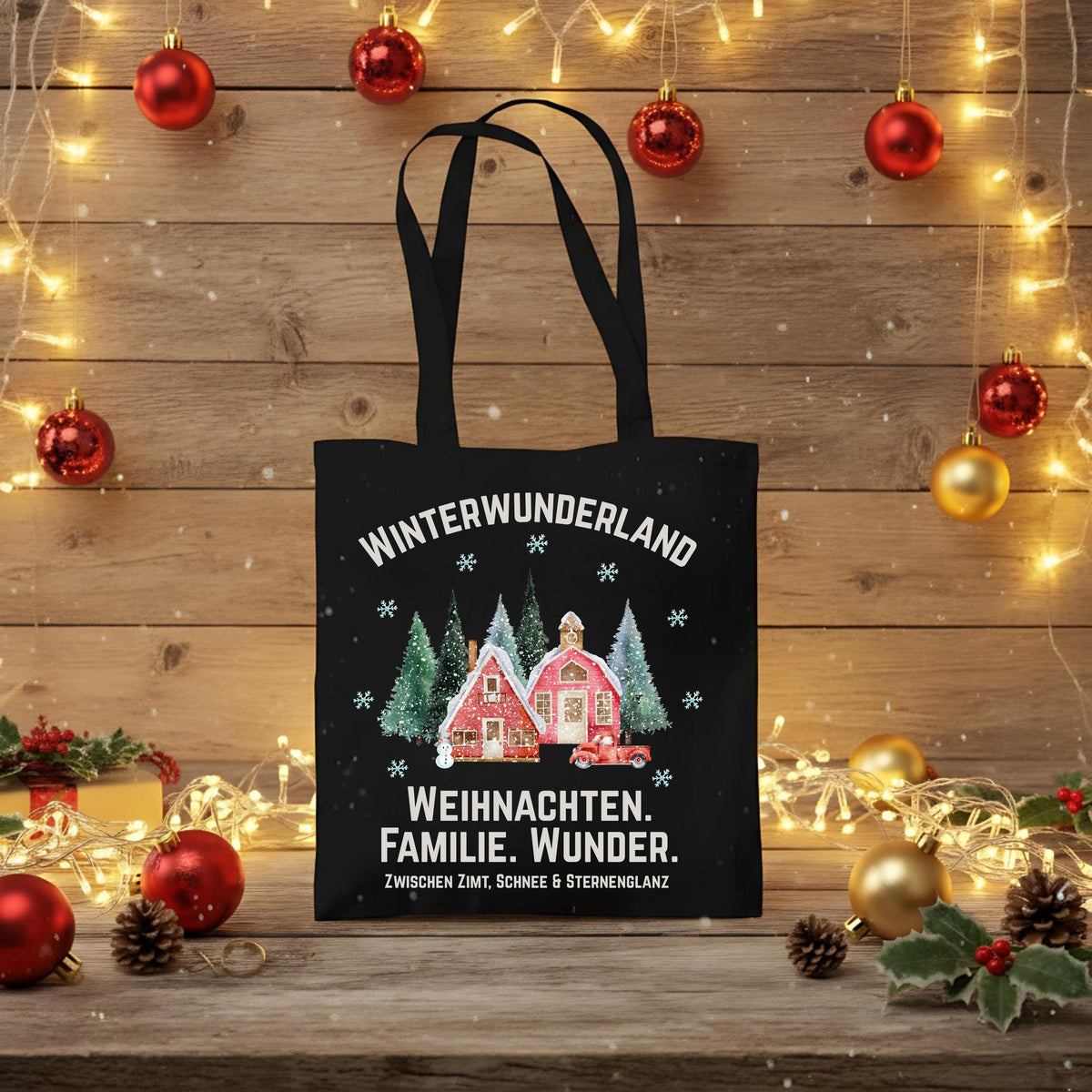 Stofftasche Weihnachten mit Winterwunderland-Motiv: verschneite Häuser, Tannen, rotes Auto und weihnachtlicher Spruch auf einer weißen Baumwolltasche. Nachhaltige Geschenktasche aus 100 % Baumwolle mit langen Henkeln – perfekt als Einkaufstasche, Jutebeutel oder Geschenkverpackung für Weihnachten. Ideal für Familien, Weihnachtsliebhaber oder als stilvolle Alternative zur Geschenkfolie. Einseitig bedruckte Baumwolltasche mit festlichem Look. Jutebeutel Weihnachten & Stofftasche Weihnachten