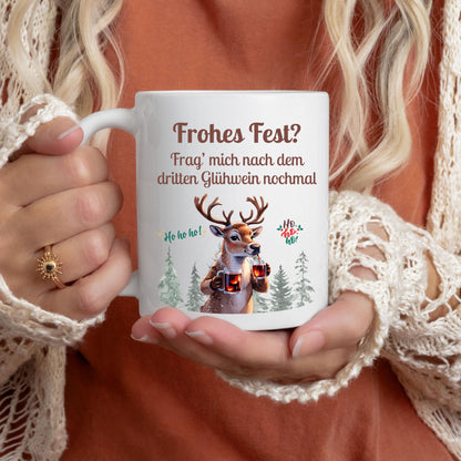 Lustige Glühweintasse mit Rentier und Spruch „Frag mich nach dem dritten Glühwein nochmal“. Weihnachtsbecher mit Humor, Schnee, Wald und zwei Glühweingläsern. Geschenkidee Weihnachten für Kollegin, Freund, Freundin oder Familie. Ideal als Wichtelgeschenk, Nikolausgeschenk oder kleines Geschenk für Glühwein-Fans. Hochwertige Keramiktasse, beidseitig bedruckt. Wintertasse für Männer und Frauen, perfekt für Weihnachtsfeier, Weihnachtsmarkt oder Büro. Geschenk Weihnachten mit Rentier-Motiv
