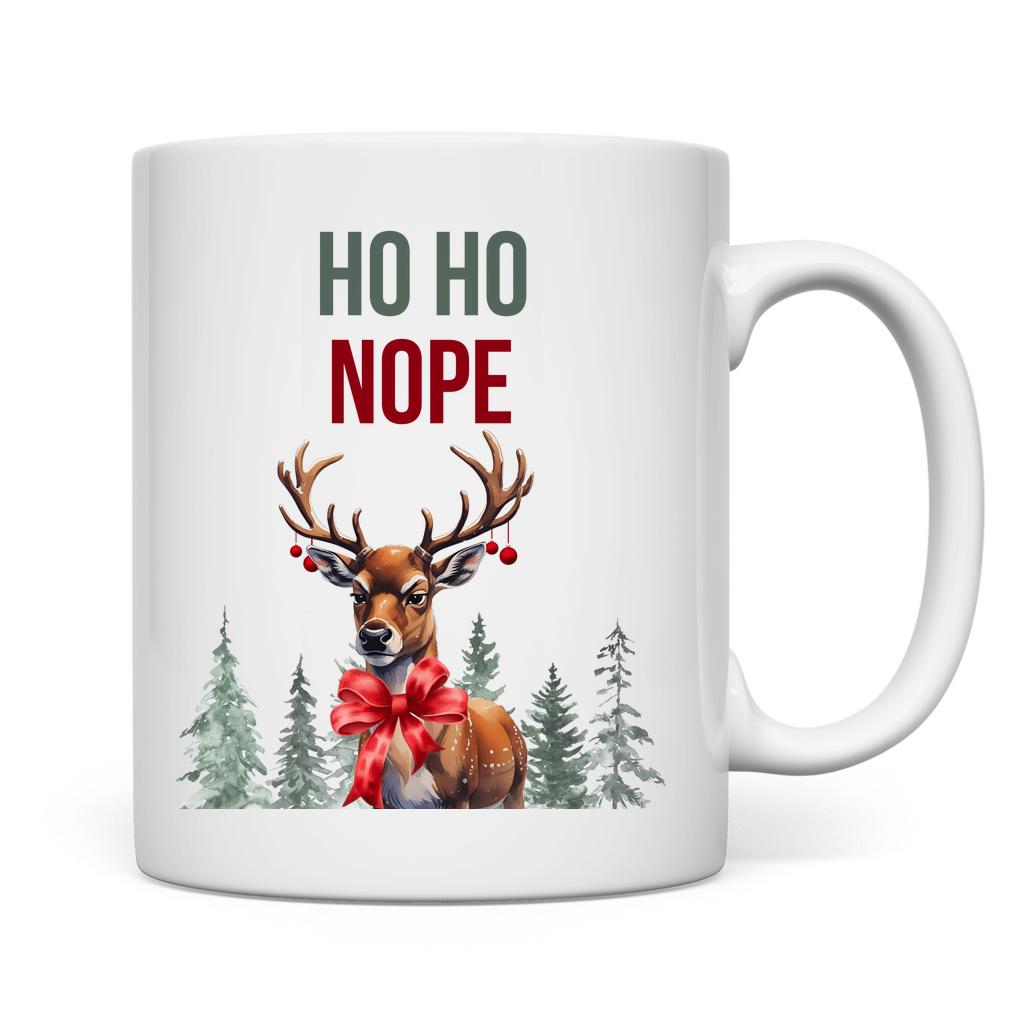 Lustige Anti-Weihnachtstasse mit Spruch „HO HO NOPE“ und Rentier-Motiv mit roter Schleife, Wald und Schnee. Weihnachtsbecher mit Humor, ideal als Geschenk Weihnachten für Kollegin, Freund, Freundin oder Familie. Perfekt als Wichtelgeschenk, Nikolausgeschenk oder kleines Geschenk für Weihnachtsmuffel. Hochwertige Keramiktasse mit Druck, beidseitig bedruckt. Geschenkidee Weihnachten mit Witz für Männer und Frauen. Statement-Tasse mit Weihnachtsspruch. Ideal für Büro Weihnachtsfeier