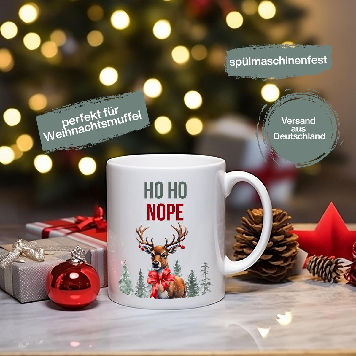 Lustige Anti-Weihnachtstasse mit Spruch „HO HO NOPE“ und Rentier-Motiv mit roter Schleife, Wald und Schnee. Weihnachtsbecher mit Humor, ideal als Geschenk Weihnachten für Kollegin, Freund, Freundin oder Familie. Perfekt als Wichtelgeschenk, Nikolausgeschenk oder kleines Geschenk für Weihnachtsmuffel. Hochwertige Keramiktasse mit Druck, beidseitig bedruckt. Geschenkidee Weihnachten mit Witz für Männer und Frauen. Statement-Tasse mit Weihnachtsspruch. Ideal für Büro Weihnachtsfeier