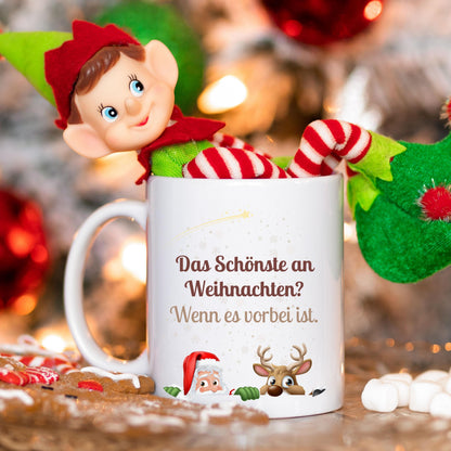 Lustige Anti-Weihnachtstasse mit Spruch „Das Schönste an Weihnachten? Wenn es vorbei ist“. Weihnachtsbecher mit Rentier und Weihnachtsmann-Motiv, Sarkasmus und Humor. Geschenkidee Weihnachten für Freund, Kollegin, Freundin oder Familie. Perfekt als Wichtelgeschenk, Nikolausgeschenk oder kleines Geschenk für Weihnachtsmuffel. Tasse aus hochwertiger Keramik, beidseitig bedruckt. Ideal für Männer und Frauen, Büro oder Zuhause. Statement-Tasse für alle, die Weihnachten liebe geggeiner