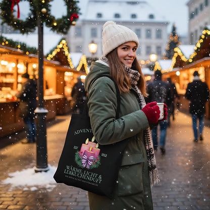 Stofftasche Weihnachten mit Motiv „Adventsakademie“ – vier brennende Kerzen mit Tannenzweigen, Beeren und Schleife auf hochwertigem Baumwoll-Jutebeutel. Ideal als Weihnachtsgeschenktasche, nachhaltige Einkaufstasche oder als Geschenkidee. Perfekt für Advent, Wintermärkte, Geschenkverpackung oder als stilvoller Shopping-Begleiter in der Weihnachtszeit. Stofftasche Weihnachten | Jutebeutel Weihnachten für Frauen Weihnachtsgeschenktasche | Einkaufstasche Weihnachtsmotiv