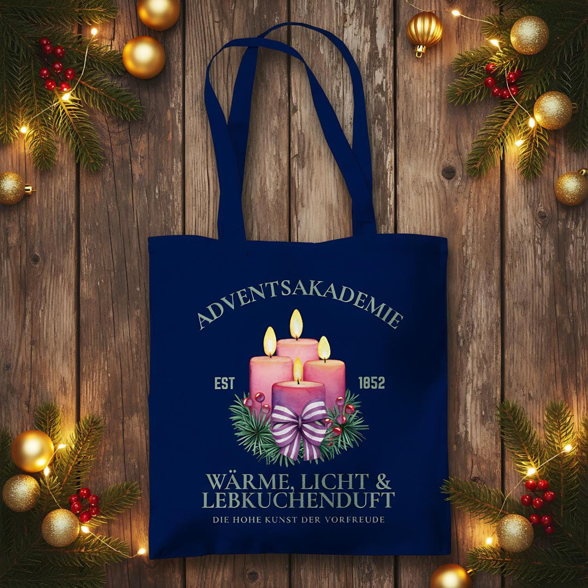 Stofftasche Weihnachten mit Motiv „Adventsakademie“ – vier brennende Kerzen mit Tannenzweigen, Beeren und Schleife auf hochwertigem Baumwoll-Jutebeutel. Ideal als Weihnachtsgeschenktasche, nachhaltige Einkaufstasche oder als Geschenkidee. Perfekt für Advent, Wintermärkte, Geschenkverpackung oder als stilvoller Shopping-Begleiter in der Weihnachtszeit. Stofftasche Weihnachten | Jutebeutel Weihnachten für Frauen Weihnachtsgeschenktasche | Einkaufstasche Weihnachtsmotiv