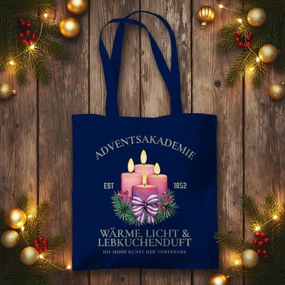 Stofftasche Weihnachten mit Motiv „Adventsakademie“ – vier brennende Kerzen mit Tannenzweigen, Beeren und Schleife auf hochwertigem Baumwoll-Jutebeutel. Ideal als Weihnachtsgeschenktasche, nachhaltige Einkaufstasche oder als Geschenkidee. Perfekt für Advent, Wintermärkte, Geschenkverpackung oder als stilvoller Shopping-Begleiter in der Weihnachtszeit. Stofftasche Weihnachten | Jutebeutel Weihnachten für Frauen Weihnachtsgeschenktasche | Einkaufstasche Weihnachtsmotiv