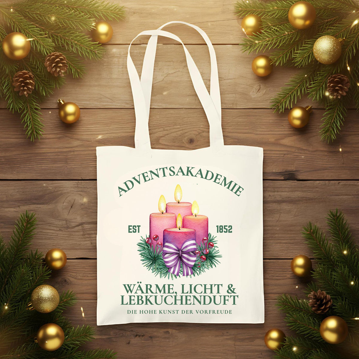 Stofftasche Weihnachten mit Motiv „Adventsakademie“ – vier brennende Kerzen mit Tannenzweigen, Beeren und Schleife auf hochwertigem Baumwoll-Jutebeutel. Ideal als Weihnachtsgeschenktasche, nachhaltige Einkaufstasche oder als Geschenkidee. Perfekt für Advent, Wintermärkte, Geschenkverpackung oder als stilvoller Shopping-Begleiter in der Weihnachtszeit. Stofftasche Weihnachten | Jutebeutel Weihnachten für Frauen Weihnachtsgeschenktasche | Einkaufstasche Weihnachtsmotiv