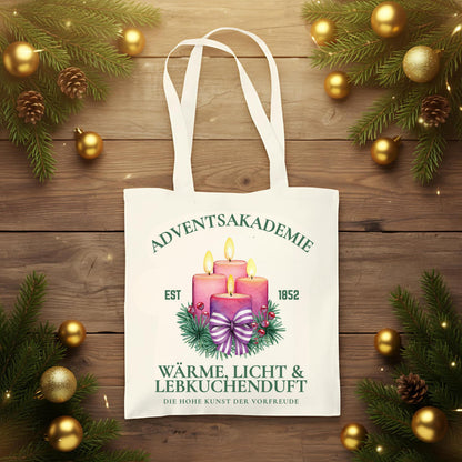 Stofftasche Weihnachten mit Motiv „Adventsakademie“ – vier brennende Kerzen mit Tannenzweigen, Beeren und Schleife auf hochwertigem Baumwoll-Jutebeutel. Ideal als Weihnachtsgeschenktasche, nachhaltige Einkaufstasche oder als Geschenkidee. Perfekt für Advent, Wintermärkte, Geschenkverpackung oder als stilvoller Shopping-Begleiter in der Weihnachtszeit. Stofftasche Weihnachten | Jutebeutel Weihnachten für Frauen Weihnachtsgeschenktasche | Einkaufstasche Weihnachtsmotiv