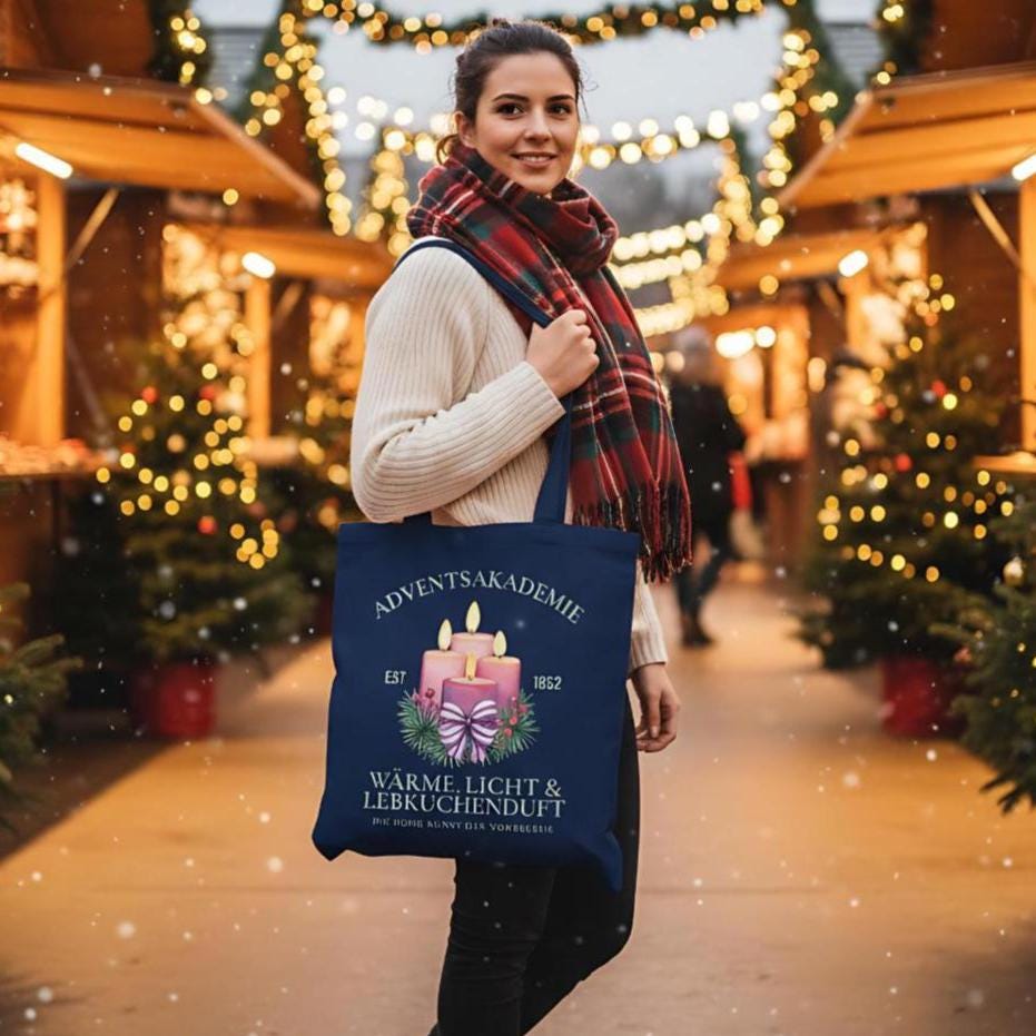 Stofftasche Weihnachten mit Motiv „Adventsakademie“ – vier brennende Kerzen mit Tannenzweigen, Beeren und Schleife auf hochwertigem Baumwoll-Jutebeutel. Ideal als Weihnachtsgeschenktasche, nachhaltige Einkaufstasche oder als Geschenkidee. Perfekt für Advent, Wintermärkte, Geschenkverpackung oder als stilvoller Shopping-Begleiter in der Weihnachtszeit. Stofftasche Weihnachten | Jutebeutel Weihnachten für Frauen Weihnachtsgeschenktasche | Einkaufstasche Weihnachtsmotiv