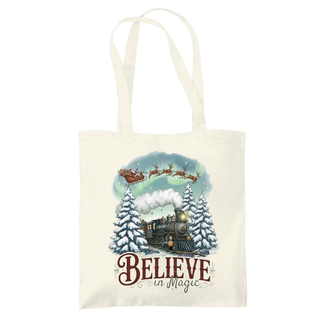 Stofftasche Weihnachten mit „Believe in Magic“-Motiv – ideal als Jutebeutel Weihnachten, Einkaufstasche mit Weihnachtsmotiv, Baumwolltasche festlich bedruckt. Zeigt Weihnachtsmann im Schlitten, Rentiergespann, magischen Winterzug, Tannenbäume und Polarlichter. Perfekt als Weihnachtsgeschenktasche, Tragetasche für Geschenke, Geschenkverpackung oder nachhaltiger Weihnachtsbeutel. Robuste Tragetasche aus Baumwolle, ideal für Bücher, Einkäufe oder als stilvoller Stoffbeutel mit Motiv zur Adventszeit