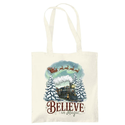 Stofftasche Weihnachten mit „Believe in Magic“-Motiv – ideal als Jutebeutel Weihnachten, Einkaufstasche mit Weihnachtsmotiv, Baumwolltasche festlich bedruckt. Zeigt Weihnachtsmann im Schlitten, Rentiergespann, magischen Winterzug, Tannenbäume und Polarlichter. Perfekt als Weihnachtsgeschenktasche, Tragetasche für Geschenke, Geschenkverpackung oder nachhaltiger Weihnachtsbeutel. Robuste Tragetasche aus Baumwolle, ideal für Bücher, Einkäufe oder als stilvoller Stoffbeutel mit Motiv zur Adventszeit