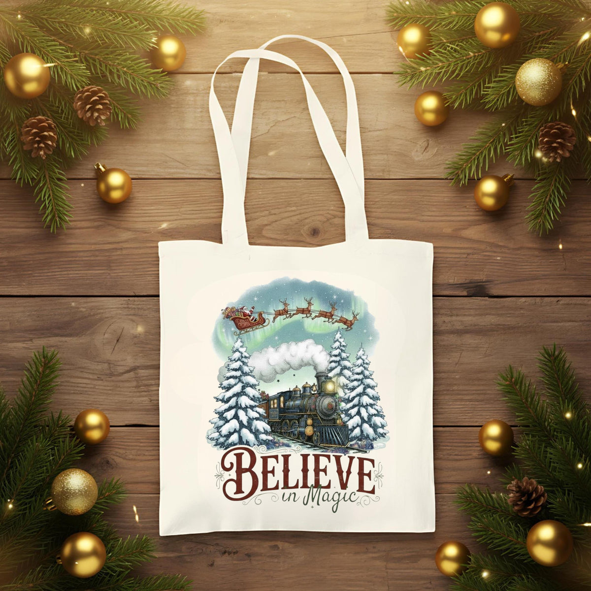 Stofftasche Weihnachten mit „Believe in Magic“-Motiv – ideal als Jutebeutel Weihnachten, Einkaufstasche mit Weihnachtsmotiv, Baumwolltasche festlich bedruckt. Zeigt Weihnachtsmann im Schlitten, Rentiergespann, magischen Winterzug, Tannenbäume und Polarlichter. Perfekt als Weihnachtsgeschenktasche, Tragetasche für Geschenke, Geschenkverpackung oder nachhaltiger Weihnachtsbeutel. Robuste Tragetasche aus Baumwolle, ideal für Bücher, Einkäufe oder als stilvoller Stoffbeutel mit Motiv zur Adventszeit