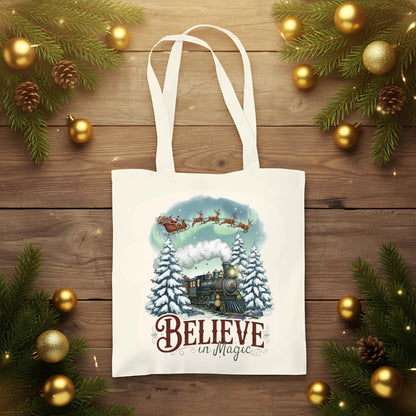 Stofftasche Weihnachten mit „Believe in Magic“-Motiv – ideal als Jutebeutel Weihnachten, Einkaufstasche mit Weihnachtsmotiv, Baumwolltasche festlich bedruckt. Zeigt Weihnachtsmann im Schlitten, Rentiergespann, magischen Winterzug, Tannenbäume und Polarlichter. Perfekt als Weihnachtsgeschenktasche, Tragetasche für Geschenke, Geschenkverpackung oder nachhaltiger Weihnachtsbeutel. Robuste Tragetasche aus Baumwolle, ideal für Bücher, Einkäufe oder als stilvoller Stoffbeutel mit Motiv zur Adventszeit