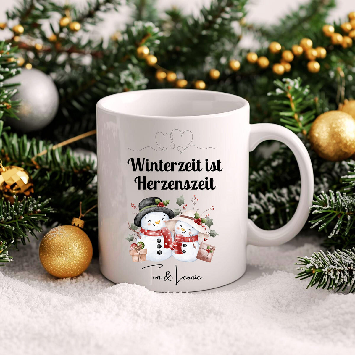 Personalisierte Weihnachtstasse mit Spruch „Winterzeit ist Herzenszeit“ und niedlichem Schneemann-Paar Motiv. Geschenkidee Weihnachten für Paare, Partner, Freundin oder Freund. Wintertasse mit Namen individuell personalisierbar. Keramiktasse Weihnachten für Verliebte oder als romantisches Weihnachtsgeschenk. Lustige Pärchentasse für die Adventszeit, ideal auch als Wichtelgeschenk oder kleine Aufmerksamkeit für den Lieblingsmenschen.