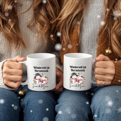 Personalisierte Weihnachtstasse mit Spruch „Winterzeit ist Herzenszeit“ und niedlichem Schneemann-Paar Motiv. Geschenkidee Weihnachten für Paare, Partner, Freundin oder Freund. Wintertasse mit Namen individuell personalisierbar. Keramiktasse Weihnachten für Verliebte oder als romantisches Weihnachtsgeschenk. Lustige Pärchentasse für die Adventszeit, ideal auch als Wichtelgeschenk oder kleine Aufmerksamkeit für den Lieblingsmenschen.