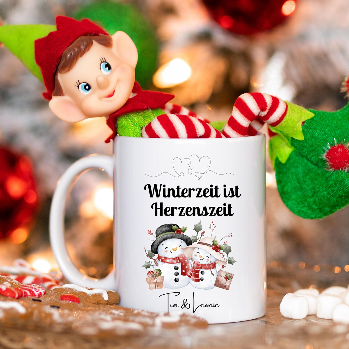Personalisierte Weihnachtstasse mit Spruch „Winterzeit ist Herzenszeit“ und niedlichem Schneemann-Paar Motiv. Geschenkidee Weihnachten für Paare, Partner, Freundin oder Freund. Wintertasse mit Namen individuell personalisierbar. Keramiktasse Weihnachten für Verliebte oder als romantisches Weihnachtsgeschenk. Lustige Pärchentasse für die Adventszeit, ideal auch als Wichtelgeschenk oder kleine Aufmerksamkeit für den Lieblingsmenschen.