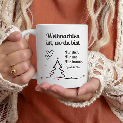 Romantische Weihnachtstasse mit Spruch „Weihnachten ist, wo du bist“ und Wunschname. Personalisierte Tasse für Paare, Partner, Freundin oder Freund. Geschenkidee Weihnachten mit Herz für Verliebte oder als liebevolle Aufmerksamkeit in der Adventszeit. Hochwertig bedruckte Keramiktasse mit modernem, schlichtem Design. Perfekt als Wichtelgeschenk, Nikolausüberraschung oder kleines Weihnachtsgeschenk mit emotionaler Botschaft.