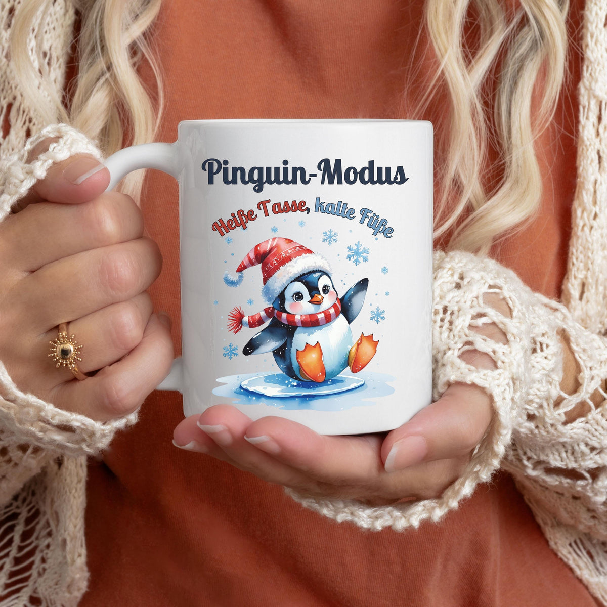 Lustige Weihnachtstasse mit Spruch „Heiße Tasse, kalte Flosse“ und Pinguin-Motiv – witziger Winterbecher als Geschenkidee Weihnachten für Kollegin, Freund, Freundin oder Familie. Ideal als Wichtelgeschenk, kleines Weihnachtsgeschenk oder Kaffeetasse mit Humor für die Adventszeit. Robuste Keramiktasse mit beidseitigem Druck, hochwertig bedruckt in Deutschland. Perfekt für Tee, Kaffee oder Glühwein – Geschenk Weihnachten, Tasse mit Spruch, Wintertasse, Tasse Pinguin, Weihnachtsbecher lustig.