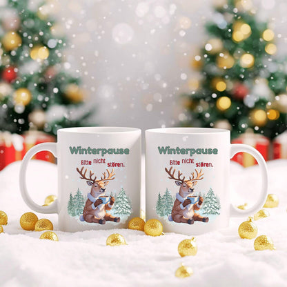 Lustige Weihnachtstasse mit Rentier-Motiv und Spruch „Winterpause – Bitte nicht stören“ als originelles Weihnachtsgeschenk für Männer, Frauen, Kollegin, Kollegen, Freund oder Freundin. Wintertasse aus Keramik mit Weihnachtsmotiv – ideal als Geschenkidee Weihnachten, Wichtelgeschenk, Nikolausgeschenk oder kleines Geschenk für die Adventszeit. Perfekt als Glühweintasse, Kaffeetasse oder Teetasse für Büro oder Zuhause. Hochwertiger Druck, beidseitig bedruckt, spülmaschinengeeignet.