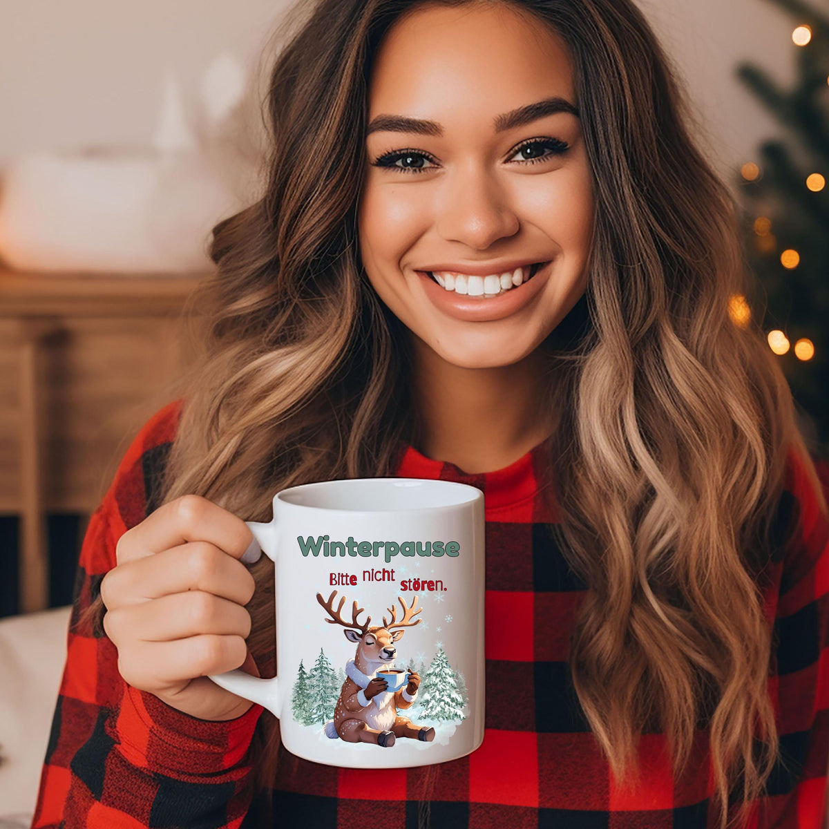 Lustige Weihnachtstasse mit Rentier-Motiv und Spruch „Winterpause – Bitte nicht stören“ als originelles Weihnachtsgeschenk für Männer, Frauen, Kollegin, Kollegen, Freund oder Freundin. Wintertasse aus Keramik mit Weihnachtsmotiv – ideal als Geschenkidee Weihnachten, Wichtelgeschenk, Nikolausgeschenk oder kleines Geschenk für die Adventszeit. Perfekt als Glühweintasse, Kaffeetasse oder Teetasse für Büro oder Zuhause. Hochwertiger Druck, beidseitig bedruckt, spülmaschinengeeignet.