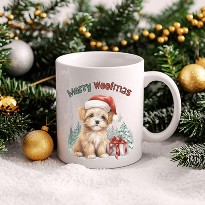 Lustige Weihnachtstasse mit Hund und Spruch „Merry Woofmas“ – perfekte Geschenkidee für Hundefreunde, Hundeeltern oder Tierliebhaber zu Weihnachten. Hochwertiger Keramikbecher mit süßem Hundemotiv und Weihnachtsmütze – ideal als Wintertasse für Kaffee, Tee oder Kakao. Tasse als liebevolles Weihnachtsgeschenk für Kollegin, Freundin, Familie oder als Wichtelgeschenk. Spülmaschinenfest und nachhaltig in Deutschland bedruckt – ideal für Hundebesitzer:innen mit Humor. Tasse Hundliebhaber Hundefans