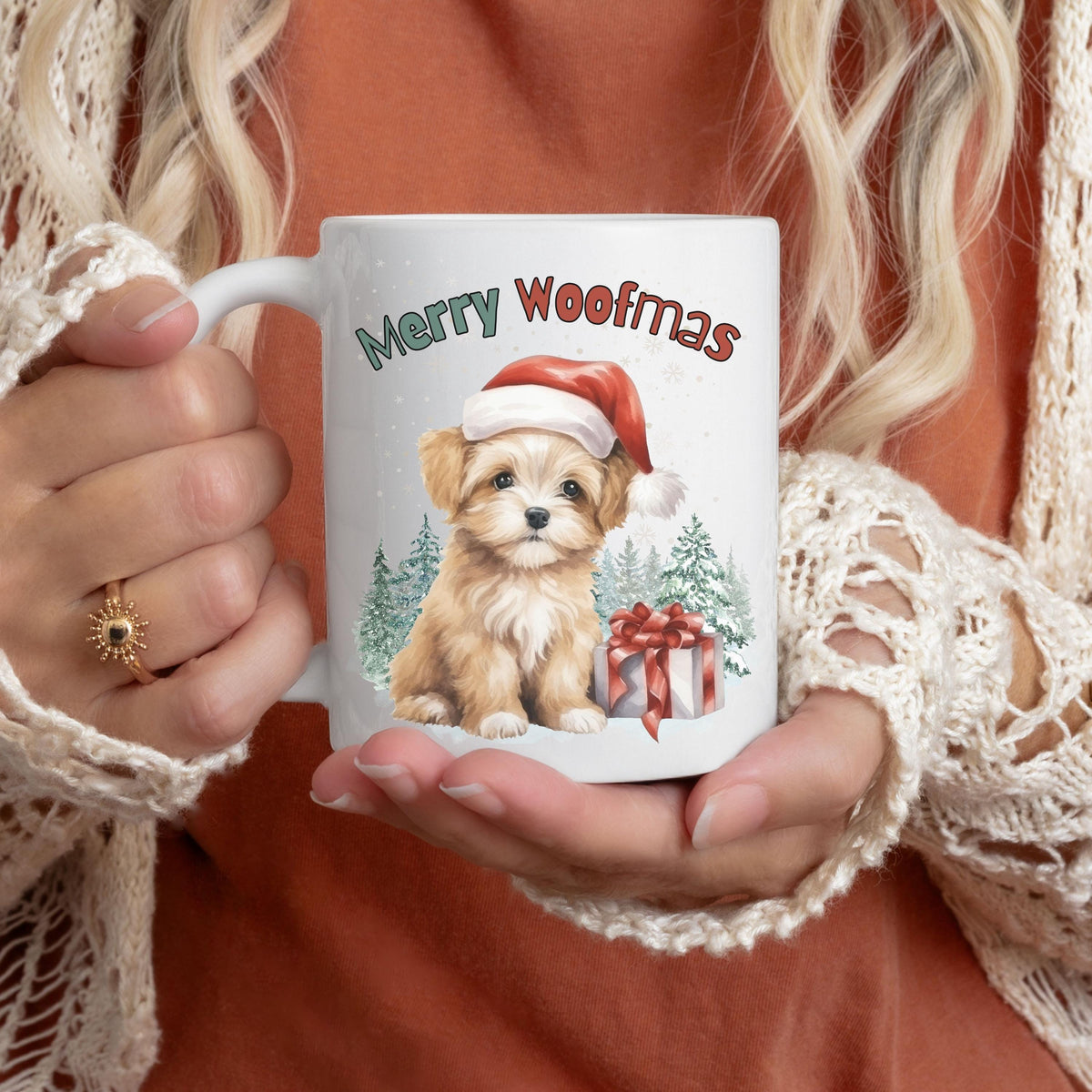 Lustige Weihnachtstasse mit Hund und Spruch „Merry Woofmas“ – perfekte Geschenkidee für Hundefreunde, Hundeeltern oder Tierliebhaber zu Weihnachten. Hochwertiger Keramikbecher mit süßem Hundemotiv und Weihnachtsmütze – ideal als Wintertasse für Kaffee, Tee oder Kakao. Tasse als liebevolles Weihnachtsgeschenk für Kollegin, Freundin, Familie oder als Wichtelgeschenk. Spülmaschinenfest und nachhaltig in Deutschland bedruckt – ideal für Hundebesitzer:innen mit Humor. Tasse Hundliebhaber Hundefans