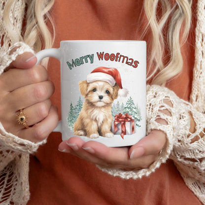 Lustige Weihnachtstasse mit Hund und Spruch „Merry Woofmas“ – perfekte Geschenkidee für Hundefreunde, Hundeeltern oder Tierliebhaber zu Weihnachten. Hochwertiger Keramikbecher mit süßem Hundemotiv und Weihnachtsmütze – ideal als Wintertasse für Kaffee, Tee oder Kakao. Tasse als liebevolles Weihnachtsgeschenk für Kollegin, Freundin, Familie oder als Wichtelgeschenk. Spülmaschinenfest und nachhaltig in Deutschland bedruckt – ideal für Hundebesitzer:innen mit Humor. Tasse Hundliebhaber Hundefans