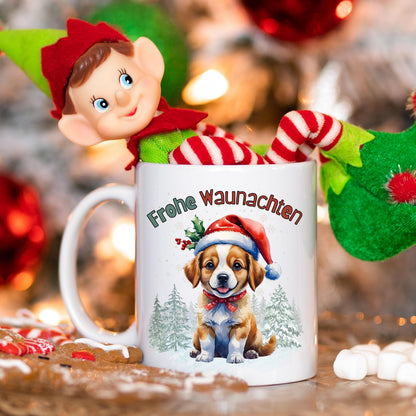 Lustige Weihnachtstasse mit Hundemotiv und Spruch „Frohe Waunachten“ – perfekt als Weihnachtsgeschenk für Hundefreunde, Kollegen, Familie oder Freunde. Die Keramiktasse zeigt einen süßen Welpen mit Weihnachtsmütze, Geschenk und Tannenwald – ideal für den Advent, Nikolaus oder als Wichtelgeschenk. Geschenkidee für Hundebesitzer zu Weihnachten. Hochwertiger Druck, langlebig und farbenfroh. Wintertasse für Kaffee, Tee, Kakao oder Glühwein mit liebevollem Hundedesign und festlicher Stimmung.
