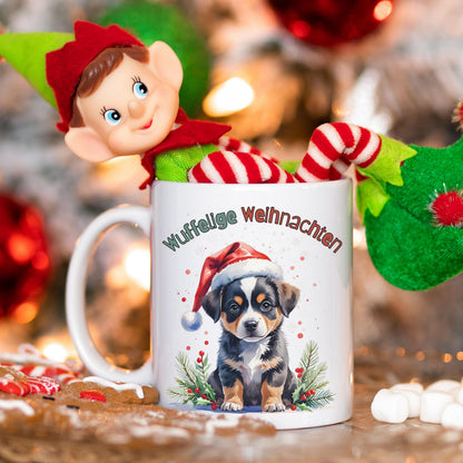 Lustige Weihnachtstasse mit Hundemotiv und Spruch „Wuffelige Weihnachten“ – ideales Geschenk für Hundefreunde, Hundebesitzer und Tierliebhaber zu Weihnachten. Die Tasse zeigt einen niedlichen Welpen mit Weihnachtsmütze in winterlicher Kulisse – perfekt als Nikolausgeschenk, Wichtelgeschenk oder als kleines Präsent für Kollegen und Freunde. Hochwertige Keramiktasse für Kaffee, Tee oder Kakao mit farbenfrohem Druck. Geschenkidee mit Herz für alle, die Weihnachten und Hunde lieben.