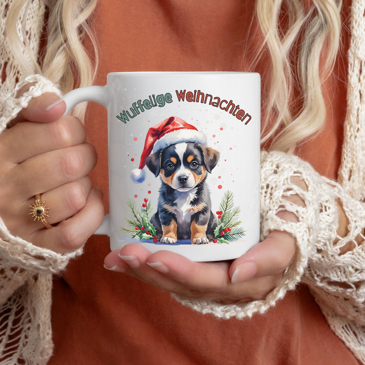 Lustige Weihnachtstasse mit Hundemotiv und Spruch „Wuffelige Weihnachten“ – ideales Geschenk für Hundefreunde, Hundebesitzer und Tierliebhaber zu Weihnachten. Die Tasse zeigt einen niedlichen Welpen mit Weihnachtsmütze in winterlicher Kulisse – perfekt als Nikolausgeschenk, Wichtelgeschenk oder als kleines Präsent für Kollegen und Freunde. Hochwertige Keramiktasse für Kaffee, Tee oder Kakao mit farbenfrohem Druck. Geschenkidee mit Herz für alle, die Weihnachten und Hunde lieben.