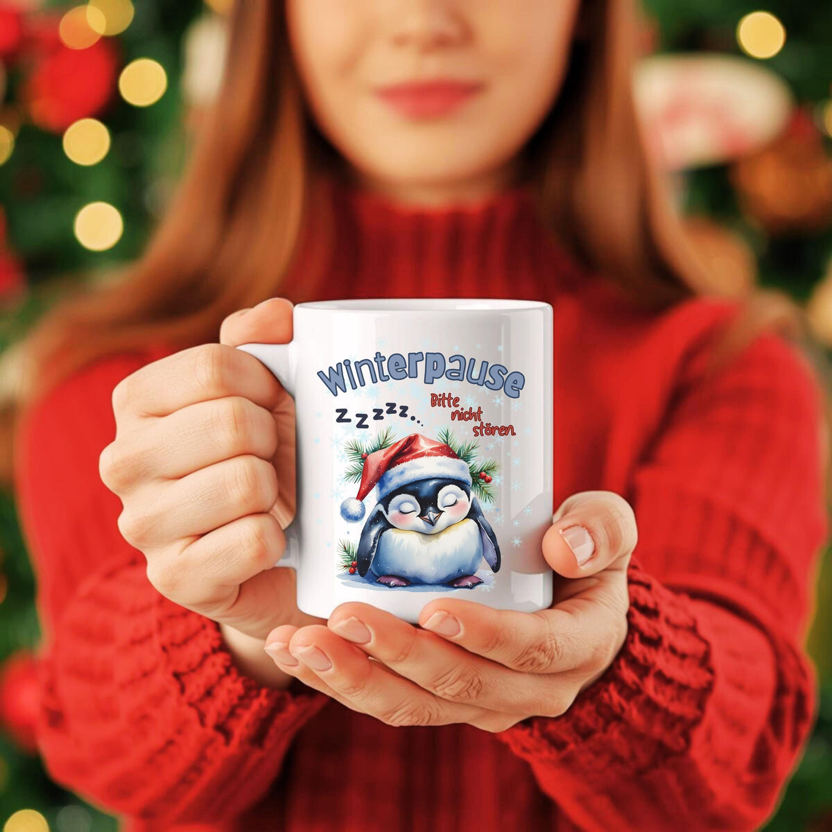 Lustige Weihnachtstasse mit Pinguinmotiv und Spruch „Winterpause – Bitte nicht stören“ – perfektes Geschenk für Kollegen, Freund, Freundin oder Familie zu Weihnachten. Der schläfrige Pinguin mit Weihnachtsmütze und heißem Getränk bringt Ruhe in jede Kaffeepause. Hochwertige Keramiktasse für festliche Jahreszeit. Ideal als Nikolausgeschenk, Wichtelgeschenk, kleines Weihnachtsgeschenk oder humorvolle Aufmerksamkeit für Homeoffice, Büro oder Sofa-Zeit. Perfekt für Kaffee, Tee oder heiße Schokolade.