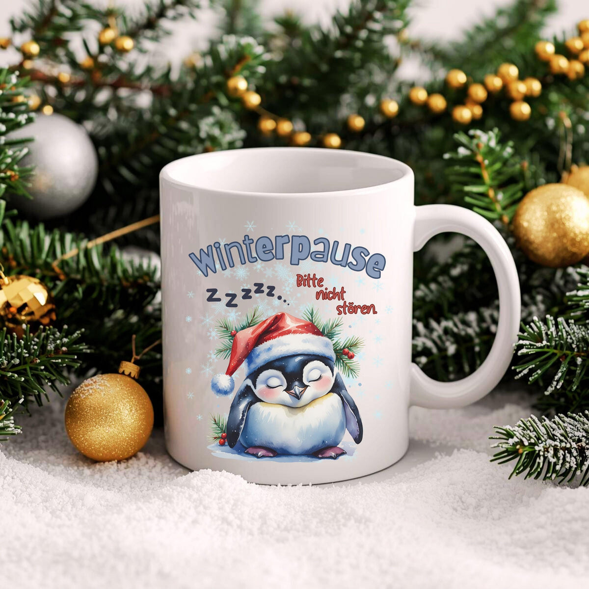 Lustige Weihnachtstasse mit Pinguinmotiv und Spruch „Winterpause – Bitte nicht stören“ – perfektes Geschenk für Kollegen, Freund, Freundin oder Familie zu Weihnachten. Der schläfrige Pinguin mit Weihnachtsmütze und heißem Getränk bringt Ruhe in jede Kaffeepause. Hochwertige Keramiktasse für festliche Jahreszeit. Ideal als Nikolausgeschenk, Wichtelgeschenk, kleines Weihnachtsgeschenk oder humorvolle Aufmerksamkeit für Homeoffice, Büro oder Sofa-Zeit. Perfekt für Kaffee, Tee oder heiße Schokolade.