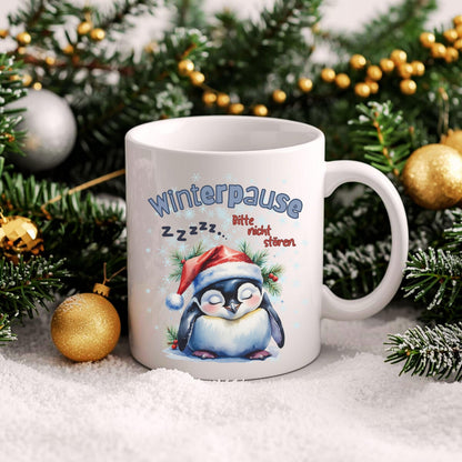 Lustige Weihnachtstasse mit Pinguinmotiv und Spruch „Winterpause – Bitte nicht stören“ – perfektes Geschenk für Kollegen, Freund, Freundin oder Familie zu Weihnachten. Der schläfrige Pinguin mit Weihnachtsmütze und heißem Getränk bringt Ruhe in jede Kaffeepause. Hochwertige Keramiktasse für festliche Jahreszeit. Ideal als Nikolausgeschenk, Wichtelgeschenk, kleines Weihnachtsgeschenk oder humorvolle Aufmerksamkeit für Homeoffice, Büro oder Sofa-Zeit. Perfekt für Kaffee, Tee oder heiße Schokolade.